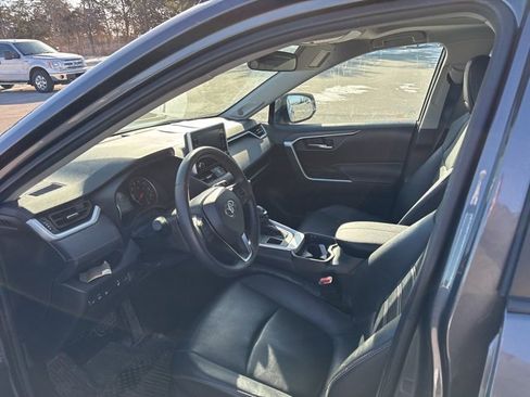 Used 2021 Toyota RAV4 XLE Premium image 5