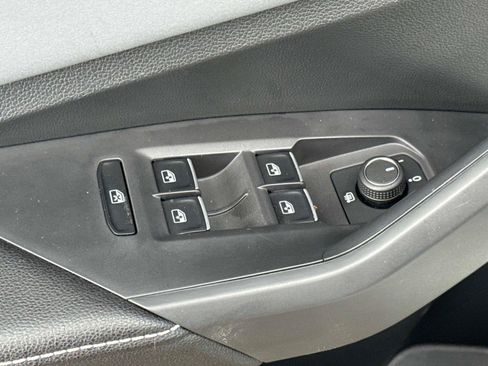 Used 2025 Volkswagen Jetta SE FWD image 17
