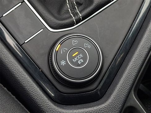 Certified 2025 Volkswagen Taos SE image 26