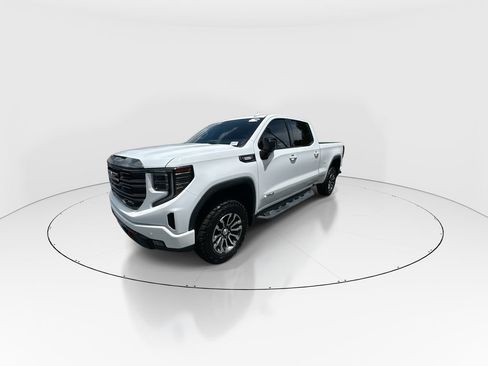 Used 2022 GMC Sierra 1500 AT4 w/ Technology Package AWD/4WD image 4