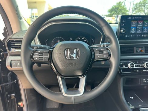 Used 2025 Honda Pilot Touring image 12