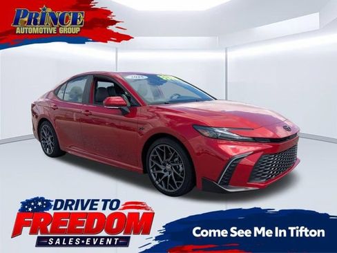Used 2025 Toyota Camry SE FWD image 1