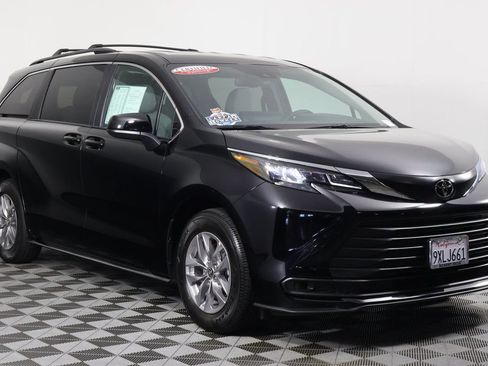 Used 2026 Toyota Sienna LE FWD image 3