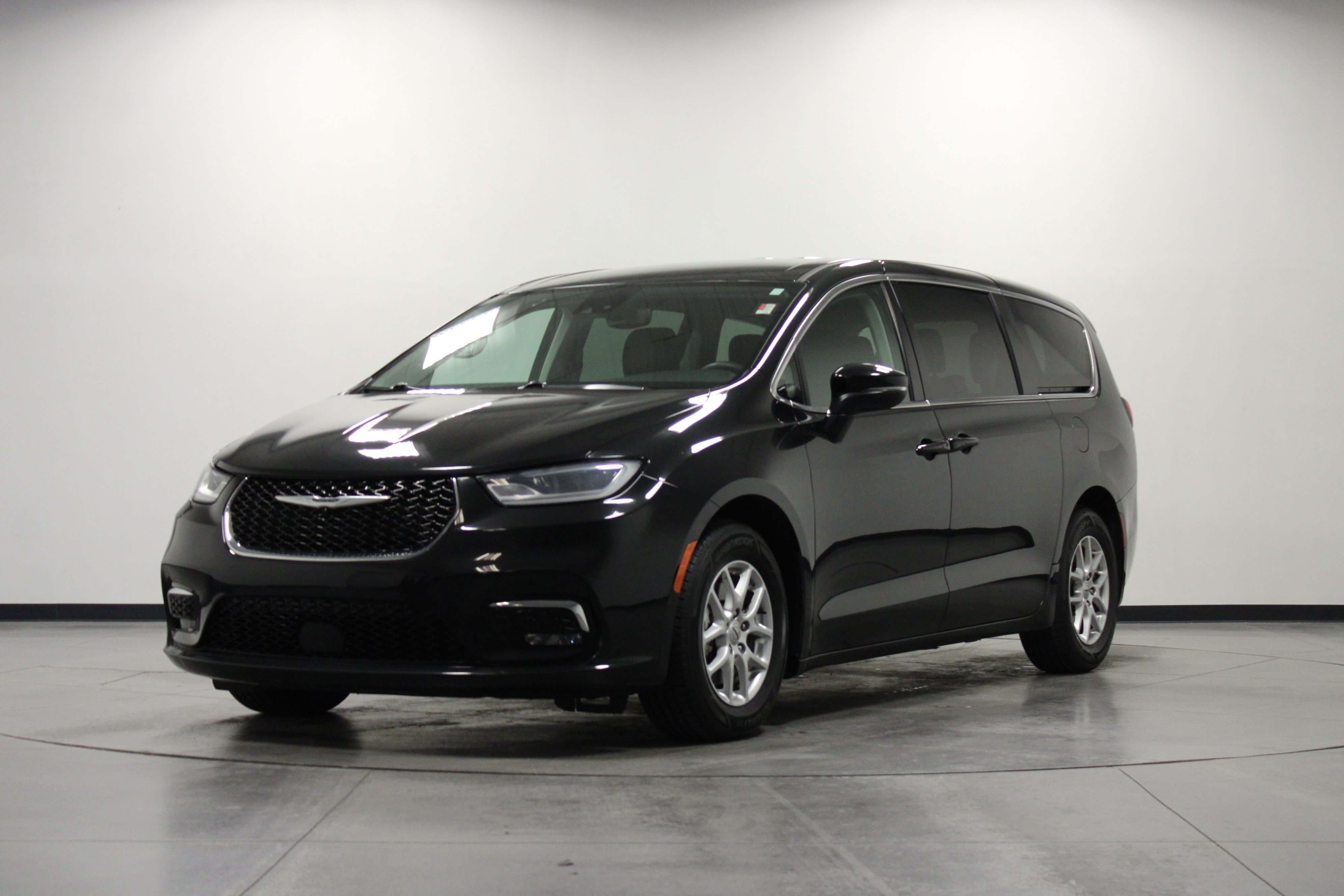 Used 2023 Chrysler Pacifica Touring-L FWD image 8