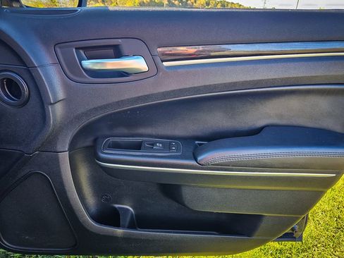 Used 2016 Chrysler 300 Limited image 37