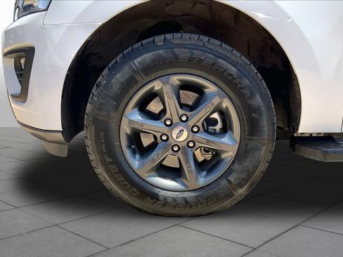 Used 2019 Ford Expedition XLT w/ Equipment Group 202A AWD/4WD image 11
