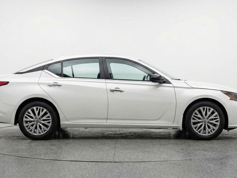 Used 2025 Nissan Altima 2.5 SV FWD image 11