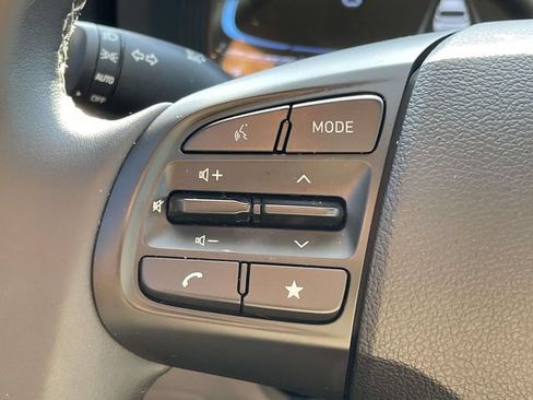 Certified 2025 Hyundai Venue SEL FWD image 20
