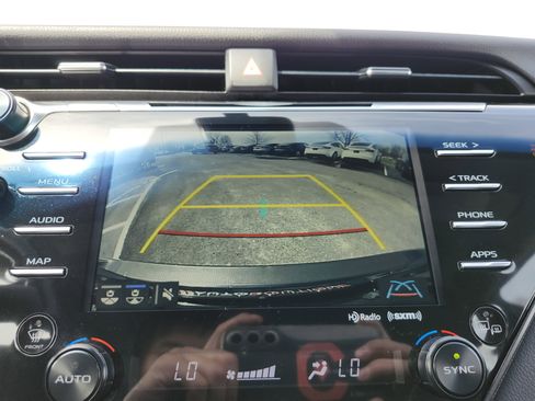 Used 2019 Toyota Camry SE image 4