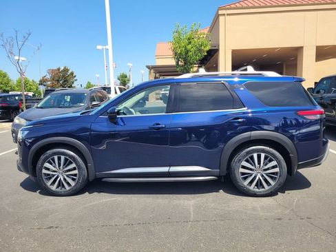 Used 2022 Nissan Pathfinder Platinum w/ Cargo Package FWD image 8