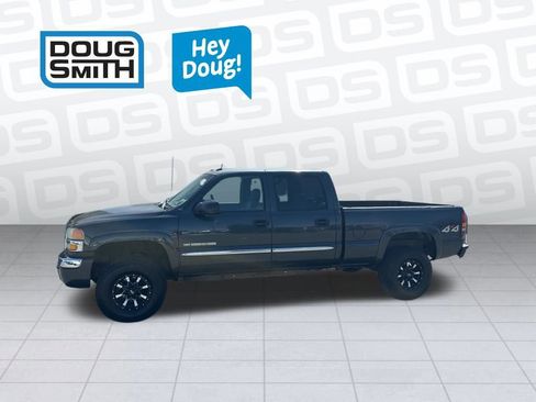 Used 2004 GMC Sierra 2500 SLT w/ Skid Plate Package AWD/4WD image 2