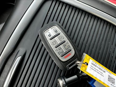 Used 2024 Chrysler Pacifica Touring-L FWD image 36