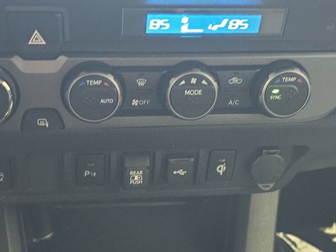 Used 2022 Toyota Tacoma TRD Sport image 22