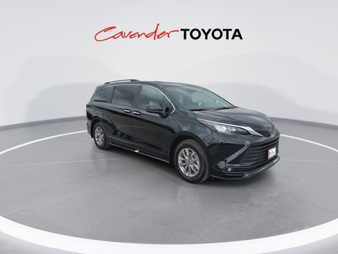 Certified 2026 Toyota Sienna XLE image 2