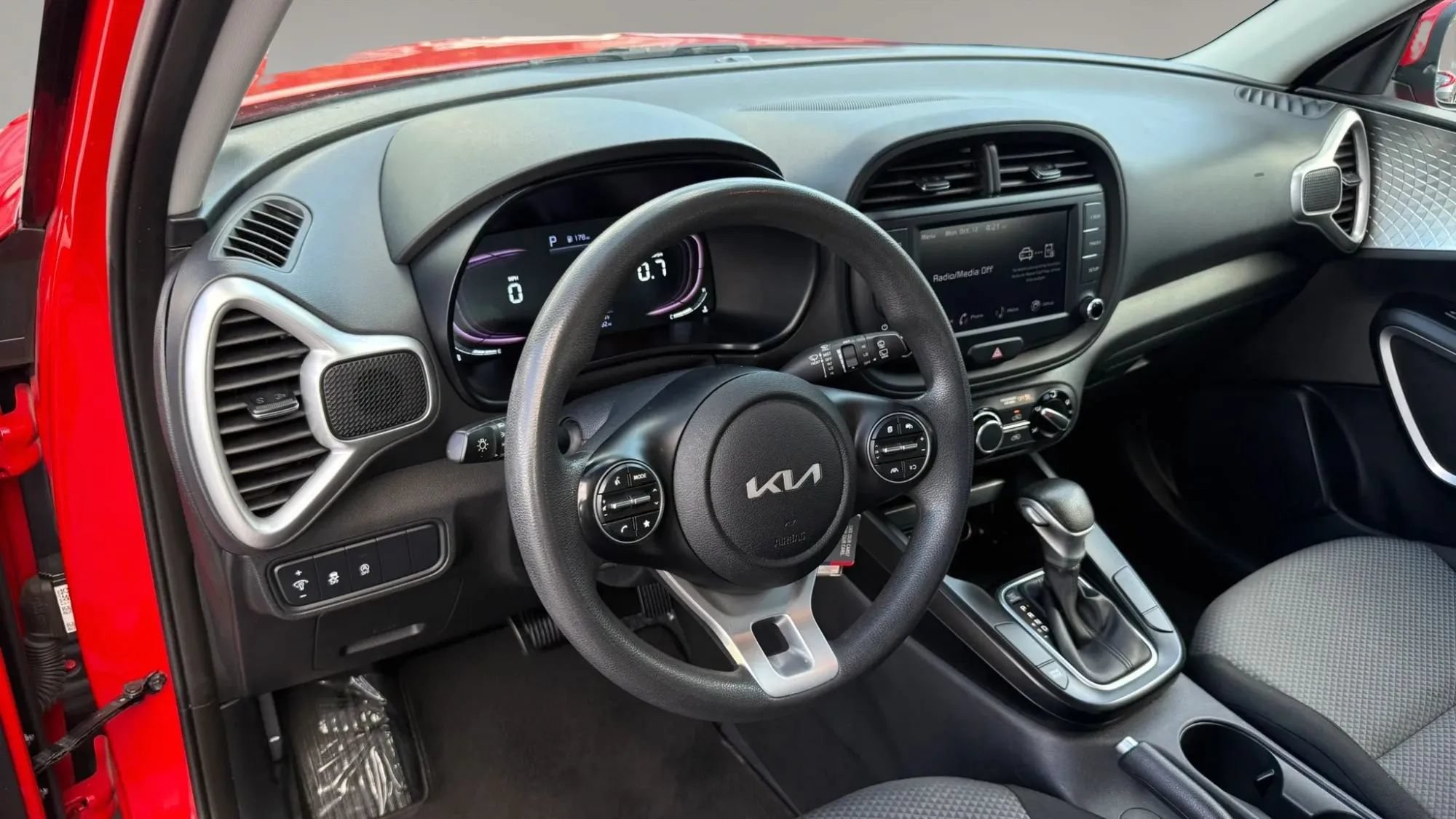 Used 2024 Kia Soul LX w/ LX Technology Package FWD image 14