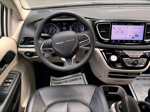 Used 2024 Chrysler Pacifica Touring-L FWD image 7