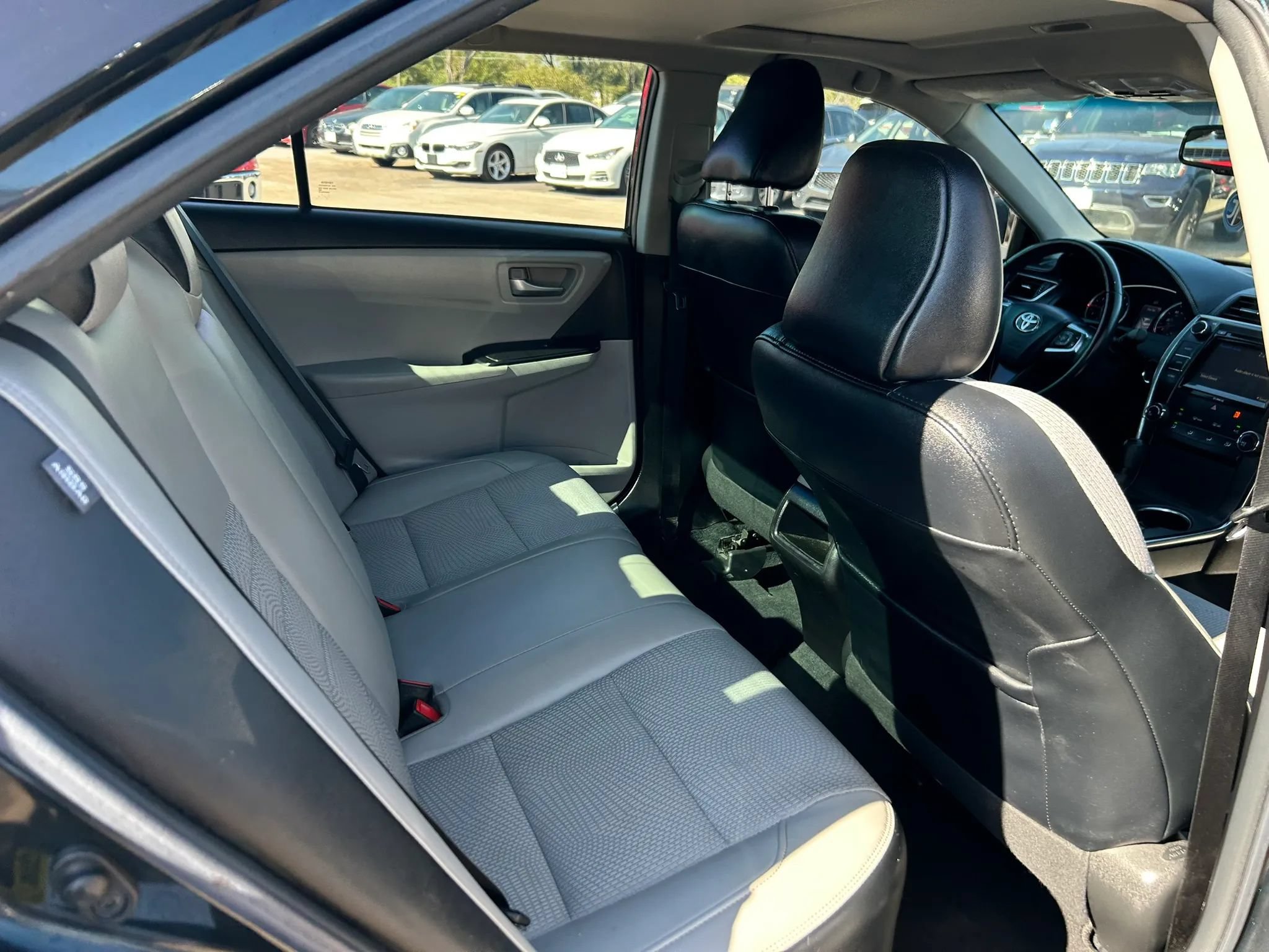 Used 2016 Toyota Camry SE w/ Moonroof Package FWD image 16