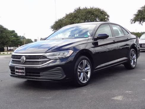 Used 2024 Volkswagen Jetta SE image 1