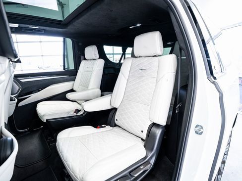 Used 2025 Cadillac Escalade ESV V image 59