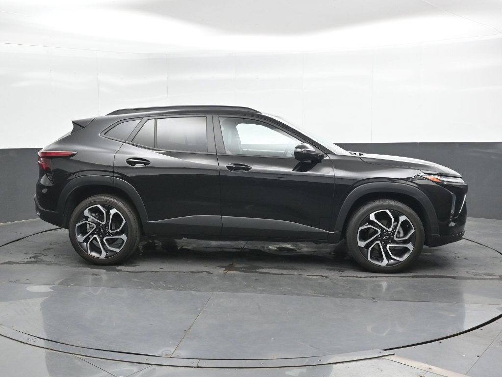 Used 2025 Chevrolet Trax RS w/ Sunroof Package FWD image 4