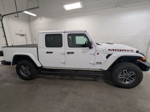 Used 2025 Jeep Gladiator Mojave AWD/4WD image 3