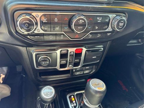 Used 2019 Jeep Wrangler Unlimited Sahara AWD/4WD image 14