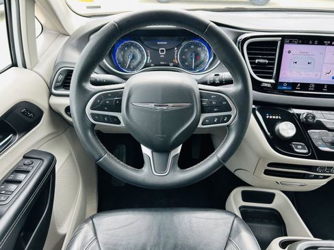 Used 2022 Chrysler Pacifica Touring-L FWD image 15