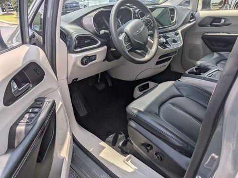 Used 2023 Chrysler Pacifica Touring-L FWD image 11