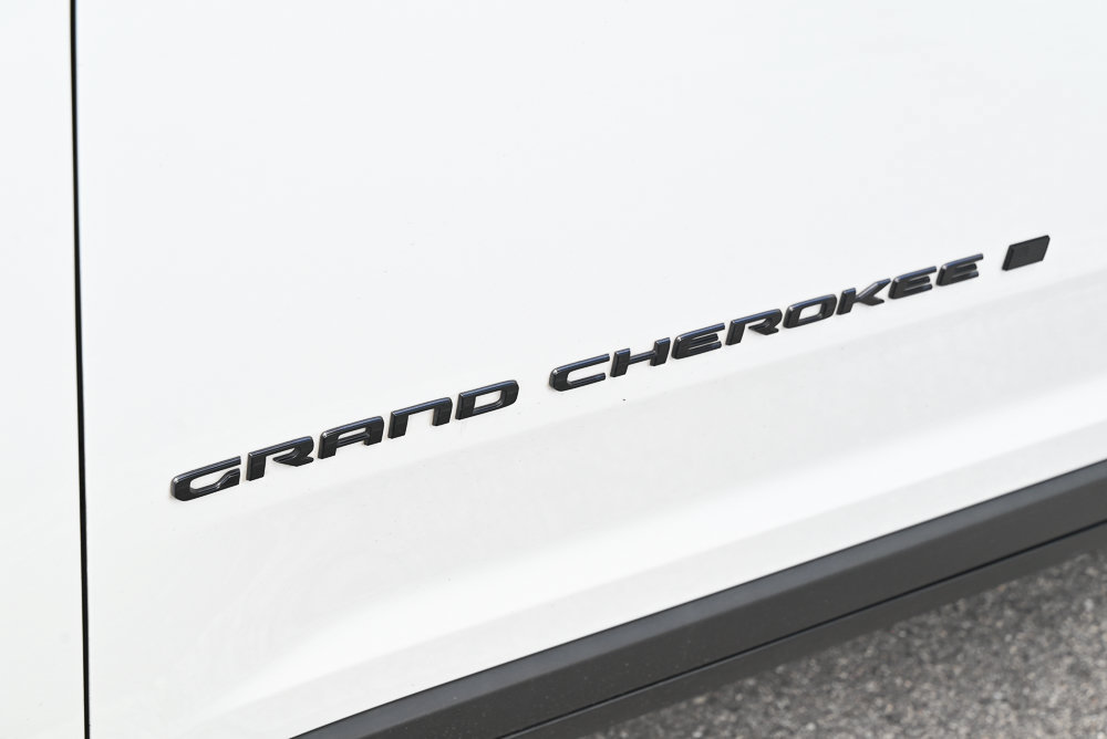 Used 2023 Jeep Grand Cherokee Altitude RWD image 22