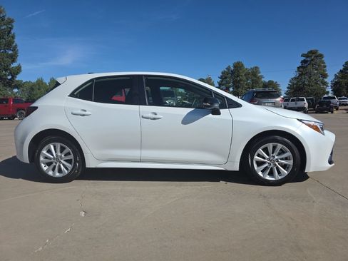 Used 2026 Toyota Corolla SE FWD image 2