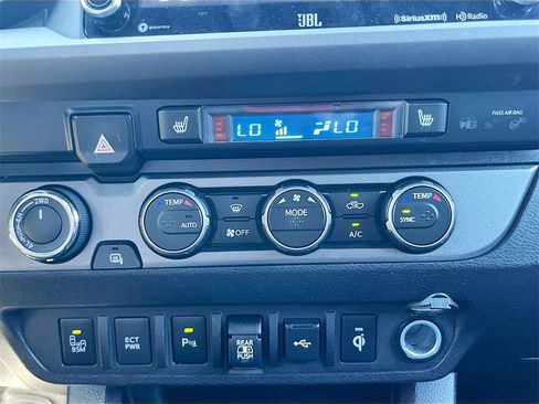 Used 2022 Toyota Tacoma TRD Off-Road image 15