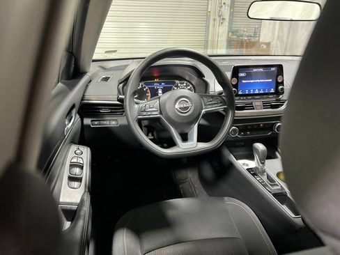 Used 2025 Nissan Altima 2.5 SV FWD image 17