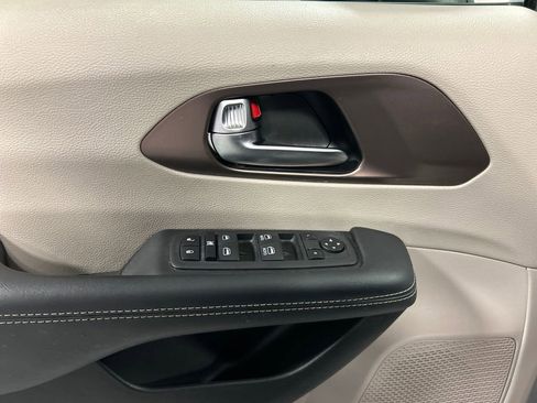 Used 2023 Chrysler Voyager LX image 14