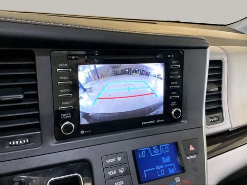 Used 2020 Toyota Sienna XLE FWD image 27