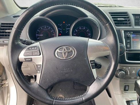 Used 2013 Toyota Highlander SE FWD image 14