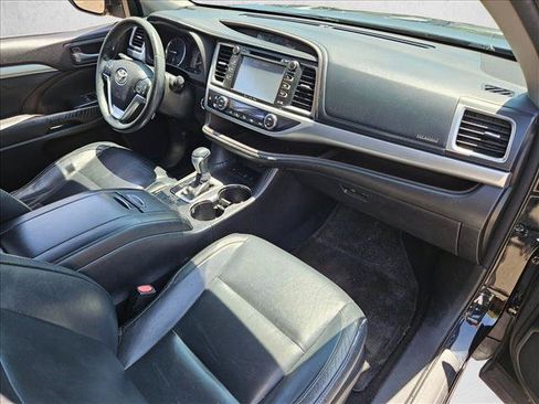 Used 2016 Toyota Highlander XLE AWD/4WD image 17