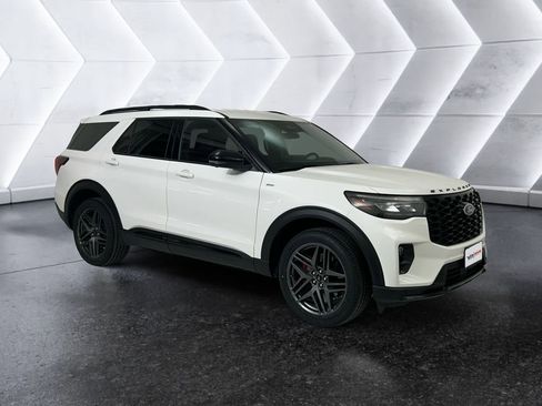 Used 2025 Ford Explorer ST-Line w/ ST-Line Street Pack image 1