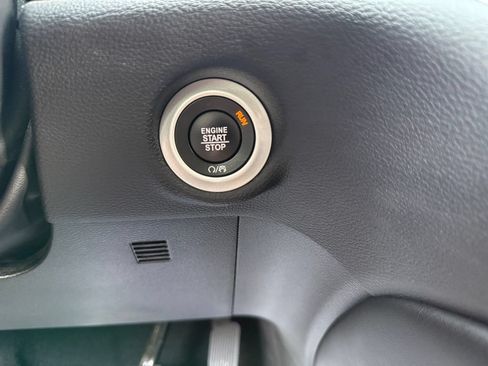 Used 2025 Chrysler Pacifica Limited FWD image 32
