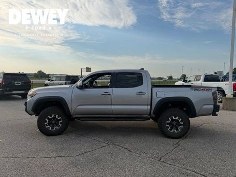 Used 2017 Toyota Tacoma TRD Off-Road w/ Tow Package (A/T) AWD/4WD image 8
