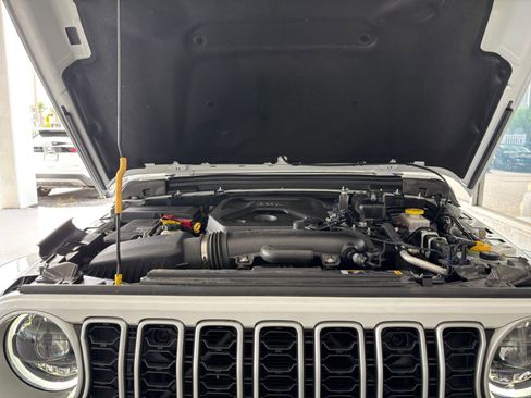 Used 2025 Jeep Wrangler Sahara image 32