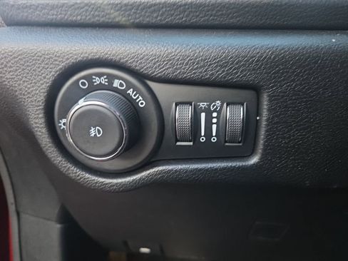 Used 2025 Chrysler Pacifica Limited image 10