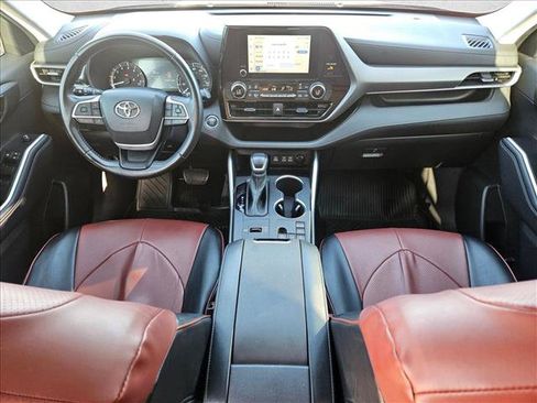 Used 2023 Toyota Highlander LE FWD image 18
