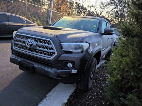 Used 2016 Toyota Tacoma TRD Sport image 4