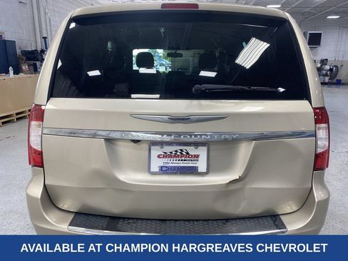 Used 2013 Chrysler Town & Country Touring FWD image 40