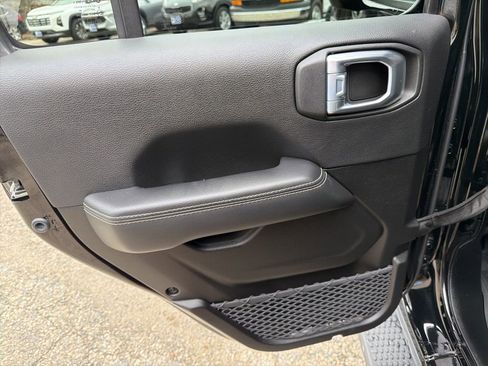 Used 2023 Jeep Wrangler Unlimited Sahara w/ Cold Weather Group image 17