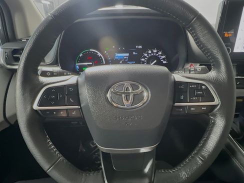 Used 2025 Toyota Sienna XLE FWD image 18
