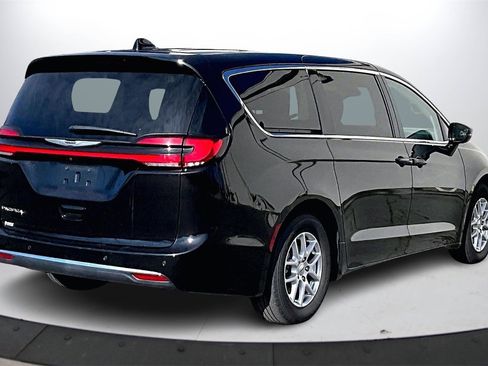 Certified 2024 Chrysler Pacifica Touring-L image 9