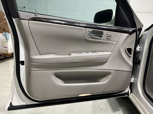 Used 2010 Cadillac DTS Luxury image 26