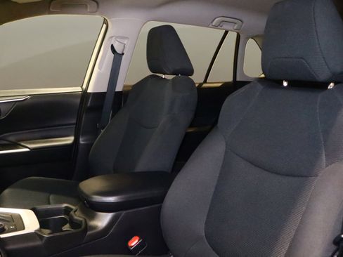 Used 2021 Toyota RAV4 LE image 15