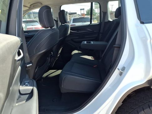 Used 2023 Jeep Grand Cherokee Laredo RWD image 18